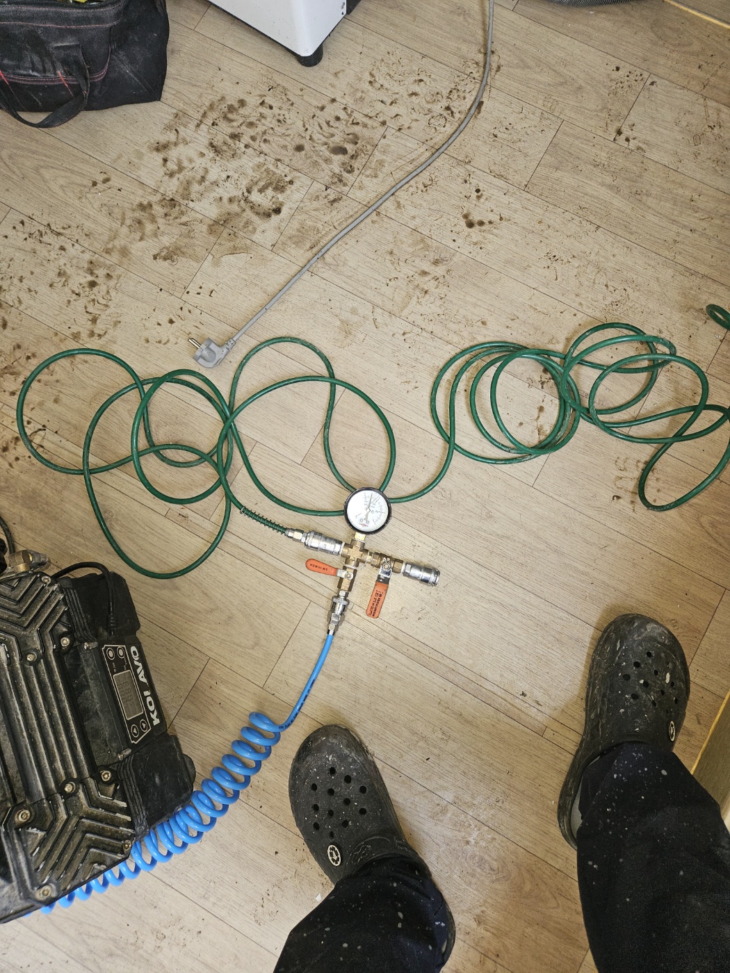 수원 아파트 화장실 누수, 벽지 곰팡이와 장판 습기 해결건